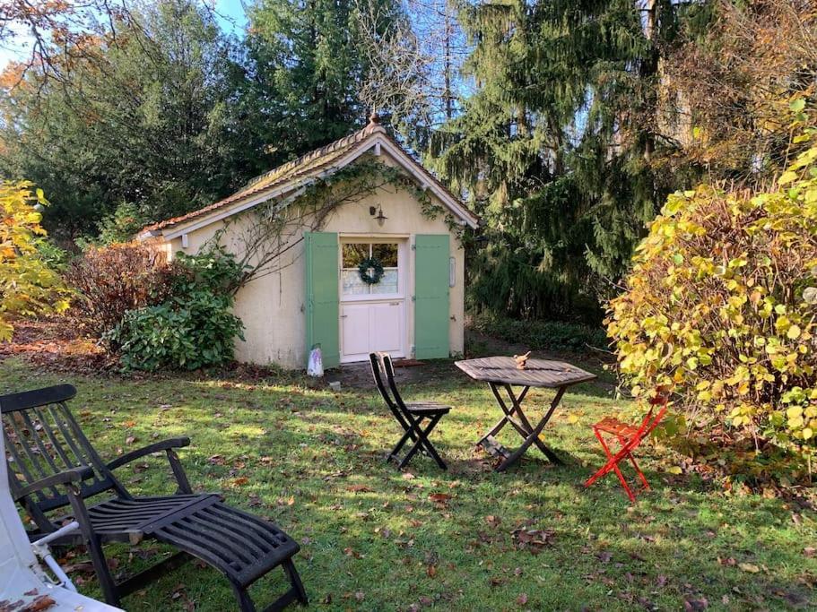 Maisonnette En Clairiere De Foret *
